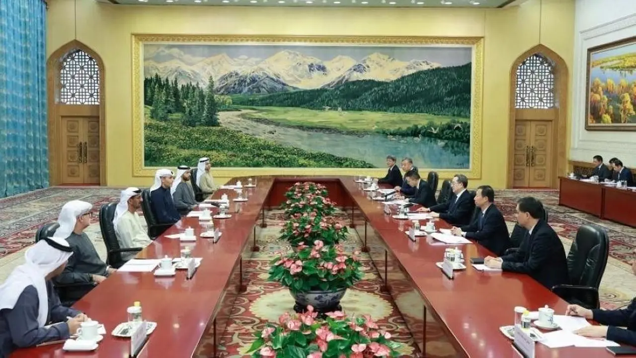 محمد بن زايد يوجه رسالة خطية إلى الرئيس الصيني لبحث العلاقات الثنائية